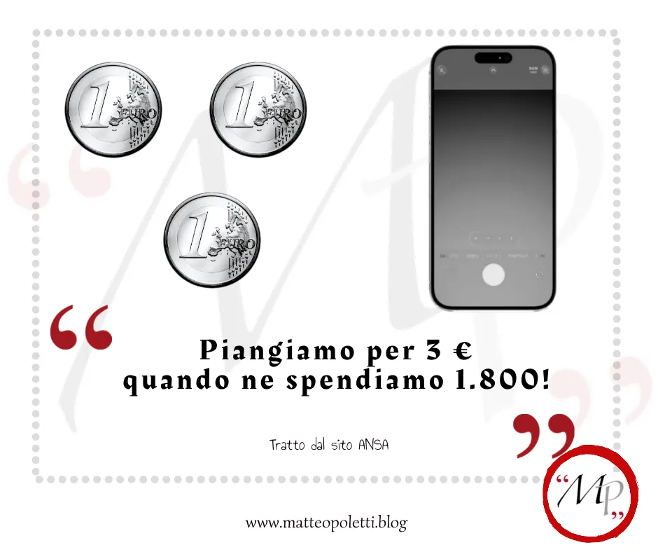 Tre monete da un euro accanto a uno smartphone iPhone con lo schermo spento. Al centro la scritta: "Piangiamo per 3 € quando ne spendiamo 1.800!". In basso i loghi e i riferimenti a matteopoletti.blog e ANSA.