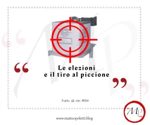 Grafica satirica per il blog matteopoletti.blog: un'urna elettorale in bianco e nero sovrastata da un mirino da caccia rosso, con il titolo "Le elezioni e il tiro al piccione" e il logo MP cerchiato di rosso.